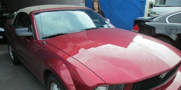 Voskování karosérie automobilu různými typy vosků