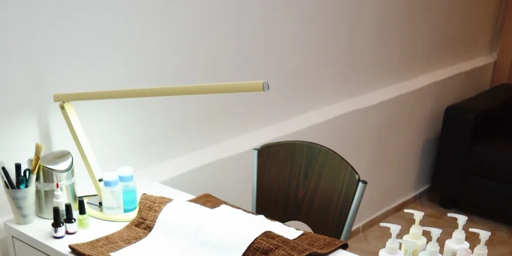 Medicinální přístrojová pedikúra nebo manikúra včetně gel laku