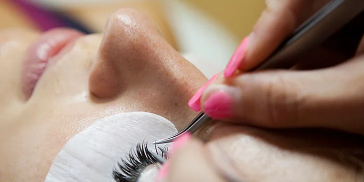 Prodloužení řas metodou řasa na řasu značky Emporio Lashes
