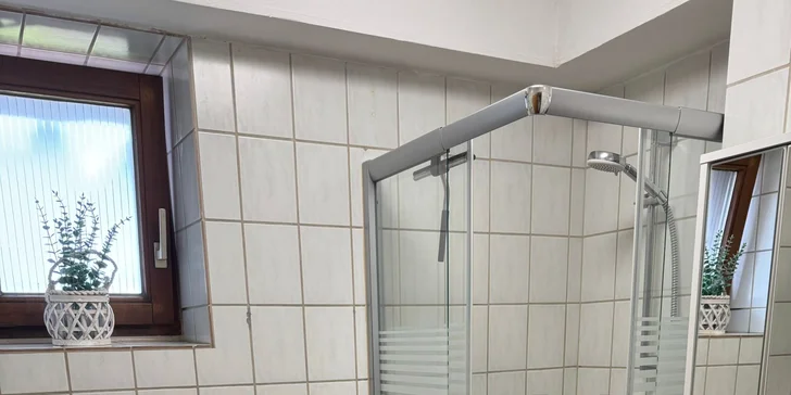 Kúpeľňa s toaletou je samozrejmosťou.