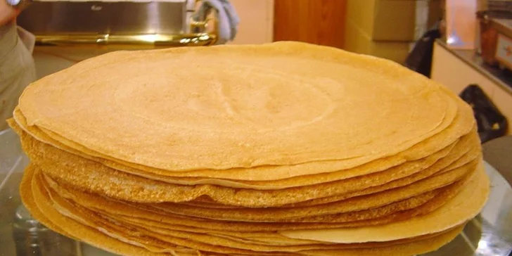 Dvě francouzské crepes s horkým nápojem v kavárně U Lišáka