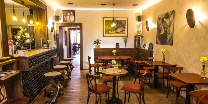 Dvě francouzské crepes s horkým nápojem v kavárně U Lišáka