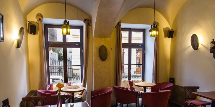 Dvě francouzské crepes s horkým nápojem v kavárně U Lišáka