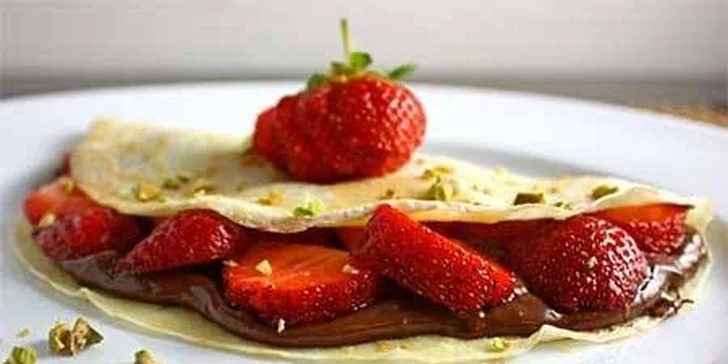 Dvě francouzské crepes s horkým nápojem v kavárně U Lišáka