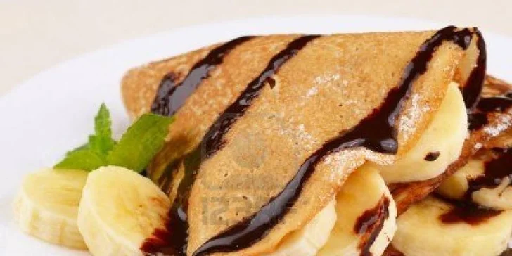 Dvě francouzské crepes s horkým nápojem v kavárně U Lišáka