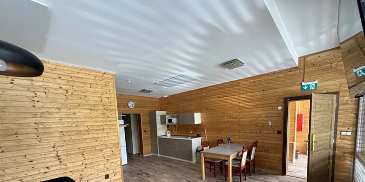V apartmáne pre 11 osôb budete mať k dispozícii aj spoločenskú miestnosť s krbom.