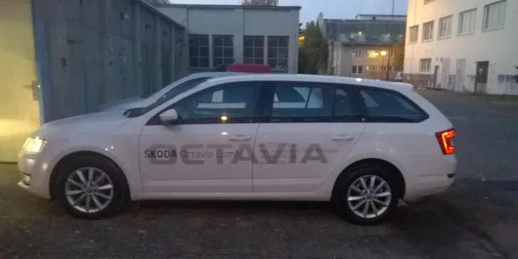 Vánoční čištění interiéru vozidla pěkně od podlahy