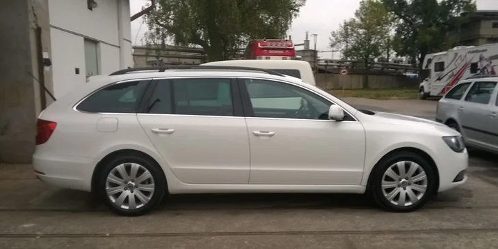 Vánoční čištění interiéru vozidla pěkně od podlahy