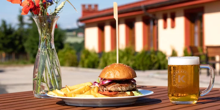 Po lekci vás čeká odměna v bistru Naše farma. Dáte si burger z bio masa a k tomu pivo, mošt nebo kávu. 
