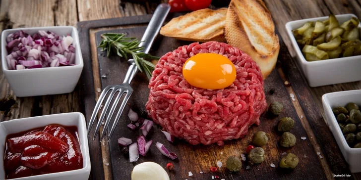 300g tatarák z pravé svíčkové a 10 topinek