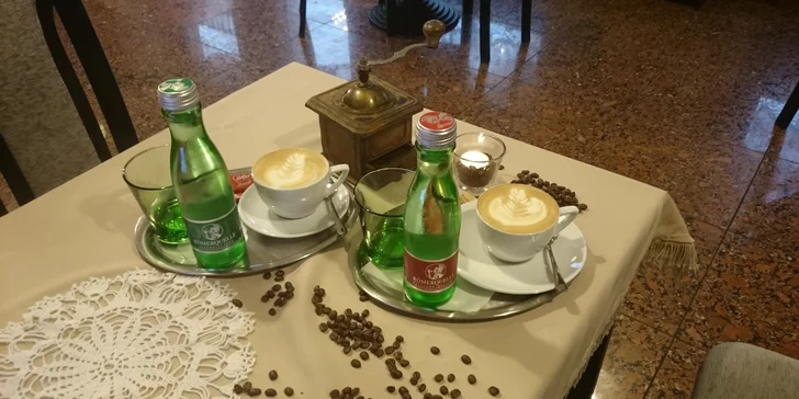 Božsky voňavá cappuccina a minerální vody v Cafe Delux