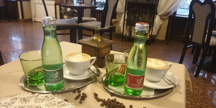 Božsky voňavá cappuccina a minerální vody v Cafe Delux