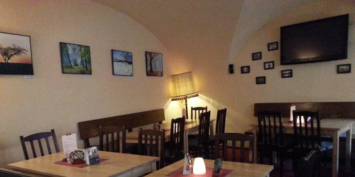 Dva rump steaky s pepřovou omáčkou, přílohou a zeleninovým salátem