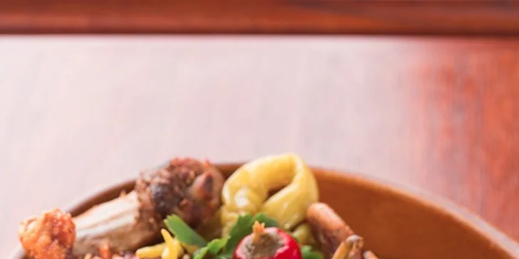 Pekáč plný masových specialit v restauraci U Zlaté konvice na Staroměstském náměstí