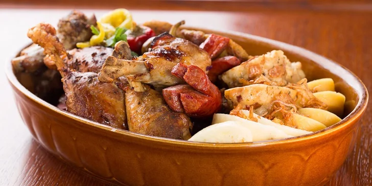 Pekáč plný masových specialit v restauraci U Zlaté konvice na Staroměstském náměstí