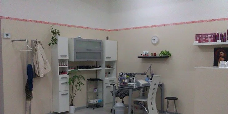 Doplění nebo nové gelové nehty + zdobení pigmentem s kovovým efektem
