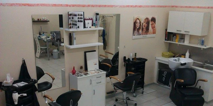 Dámský střih s možností barvení vč. regenerační kůry a relaxační masáže hlavy