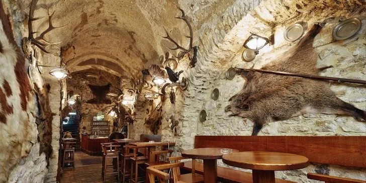 Pekáč plný masových specialit v restauraci U Zlaté konvice na Staroměstském náměstí