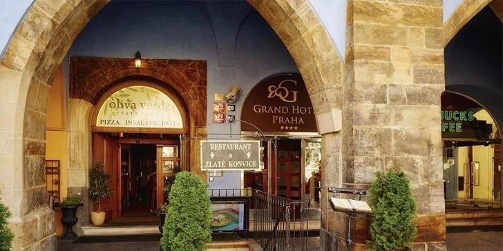 Pekáč plný masových specialit v restauraci U Zlaté konvice na Staroměstském náměstí
