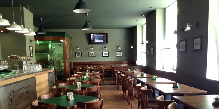Masožravá hostina aneb 3 kg žeber, křídel a pečeného kolene