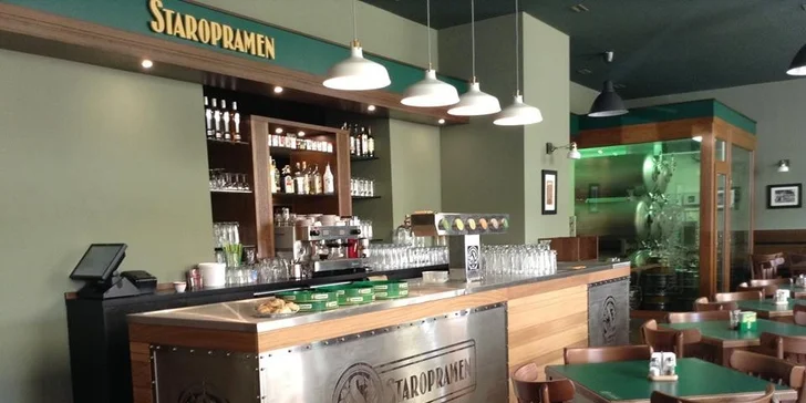 Masožravá hostina aneb 3 kg žeber, křídel a pečeného kolene