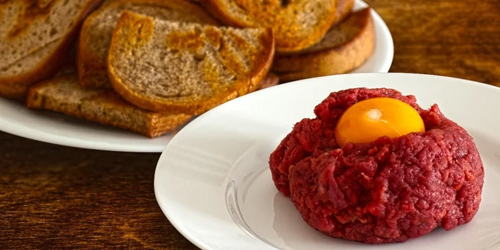 Půlkilový tatarák z mladého býčka s topinkami u Zeleného stromu