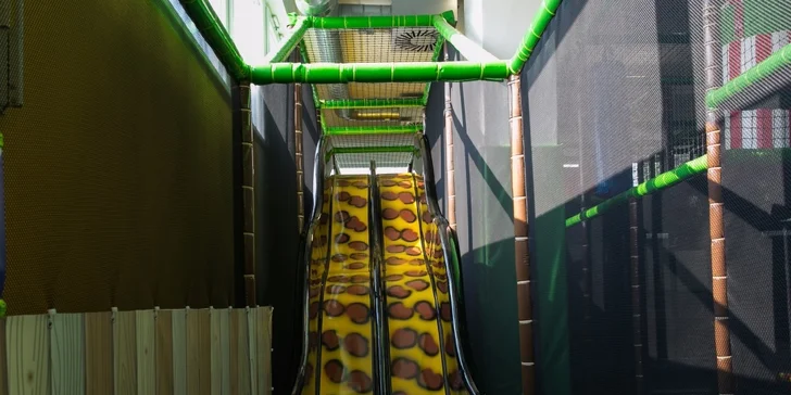 Celodenní vstup do dětského centra Pampalánie: trampolíny i bobová dráha
