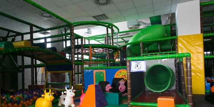 Celodenní vstup do dětského centra Pampalánie: trampolíny i bobová dráha