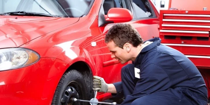 Zimní prohlídka automobilu s přezutím kol