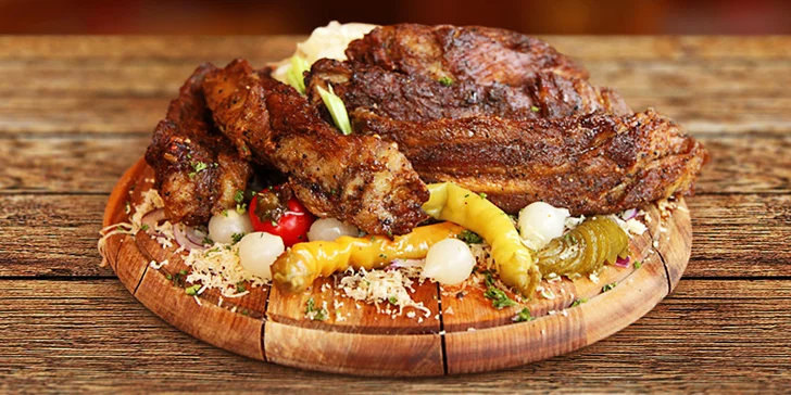 Masožravá hostina aneb 3 kg žeber, křídel a pečeného kolene