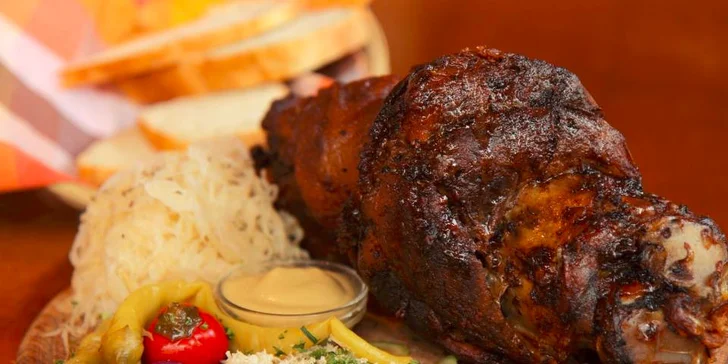 Masožravá hostina aneb 3 kg žeber, křídel a pečeného kolene