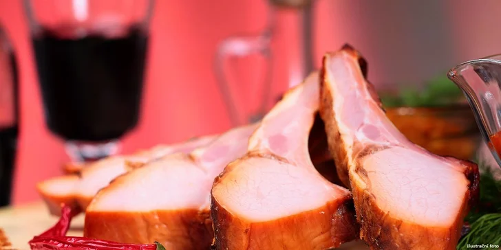Degustace vína s uzeným pro 2 osoby v centru Českých Budějovic