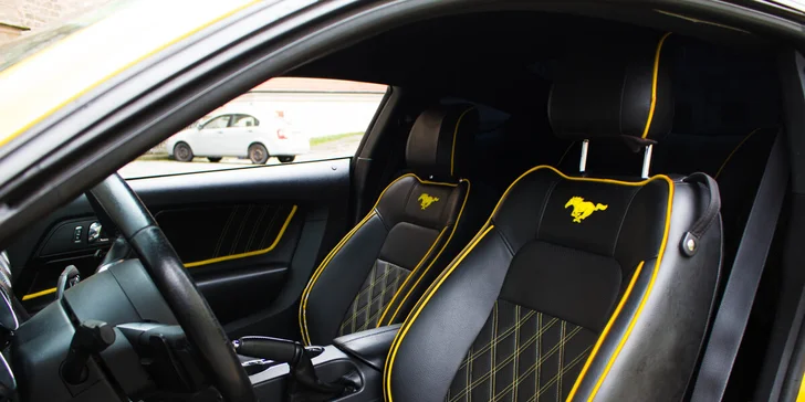 Vedle vás posadí instruktora, aby se tenhle závod obešel bez obtíží a nutnosti vyjetí safety caru.