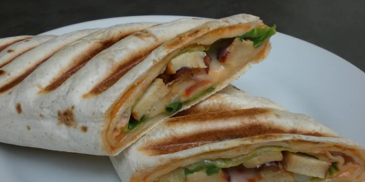 Rozpečená tortilla plněná masem a káva dle výběru na Národní