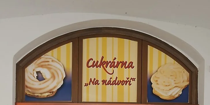 Rozpečená tortilla plněná masem a káva dle výběru na Národní