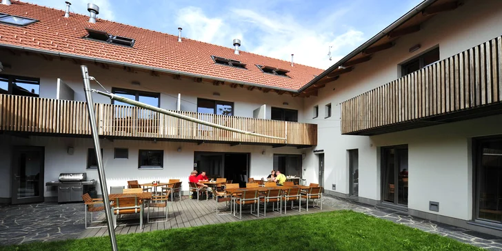 Hotel stojí v Býkovicích na jižní Moravě, asi 15 km od Boskovic a Blanska. 