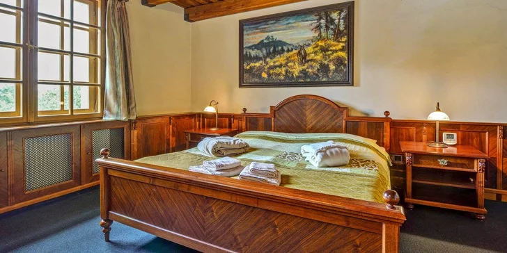 Zabydlíte se v jednom z krásných apartmánů (na fotce apartmán U Jelena) nebo ve dvoulůžkovém pokoji.  