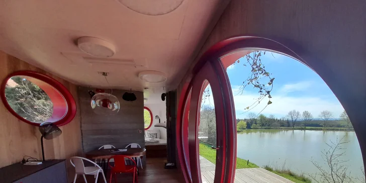 Součástí pobytu jsou i kontinentální snídaně v restauraci resortu. 