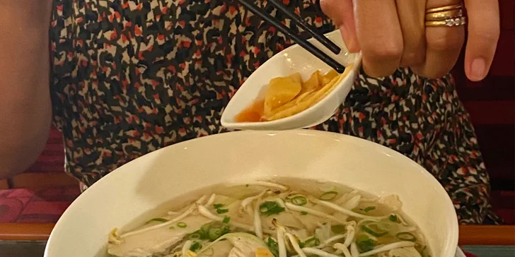 U třech chodů si k hlavnímu jídlu vyberete polévku Phở Bo nebo Phở gà, u většího menu pak budete vybírat z Bún bò Nam Bộ, Bún chả a Bún Nem.