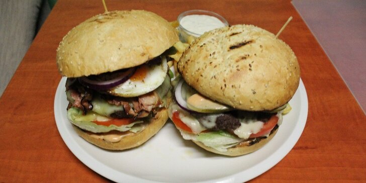 Dva vydatné 200g burgery a dvoje hranolky v restauraci Minigolf