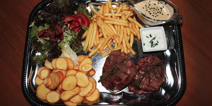 Dva rump steaky s pepřovou omáčkou, přílohou a zeleninovým salátem