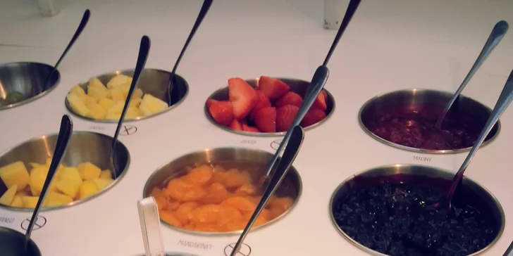 Frozen yogurt chutná i v zimě: 200g porce s ovocem a posypy podle fantazie