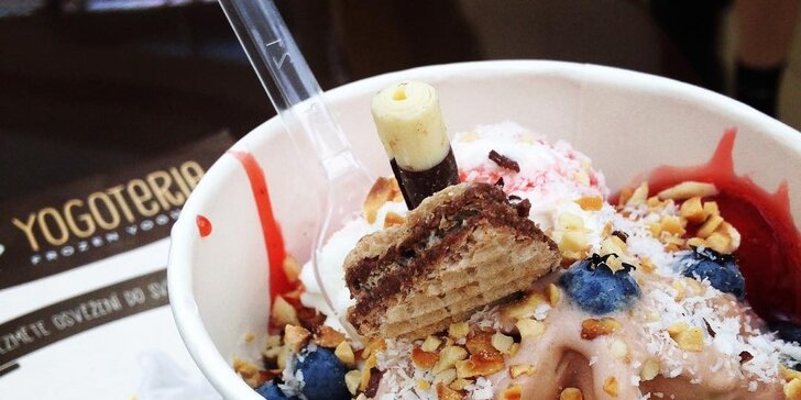 Zdravé mlsání: 200 gramů frozen yogurtu s ovocem a posypy dle vaší fantazie