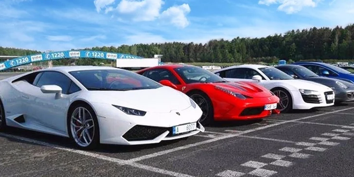 Úžasný závodní den se supersporty na okruhu Showcars
