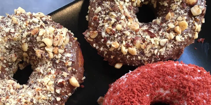 Profíci z Donuter Donuts dělají koblížky v americkém stylu. 