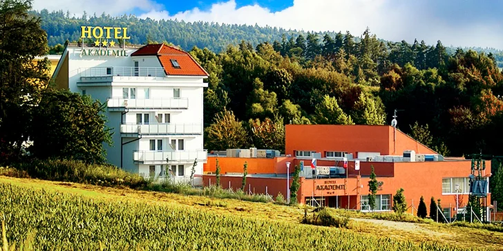 Hotel Naháč leží v krásně zelené krajině, kde můžou děti řádit od rána do večera.