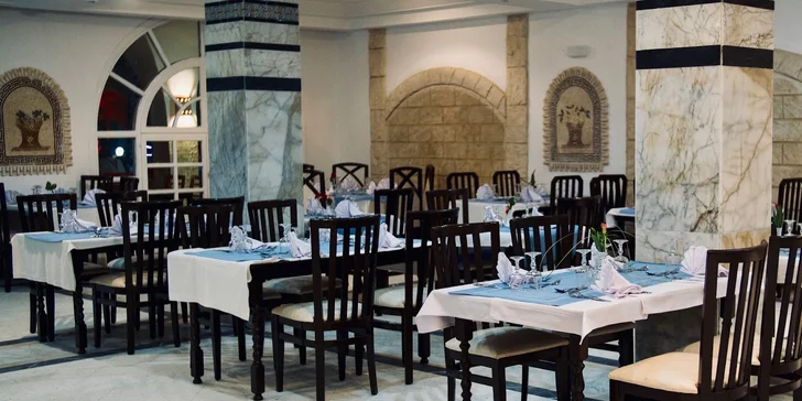 Posezení v hotelové restauraci je nadmíru příjemné. A co teprve to jídlo...