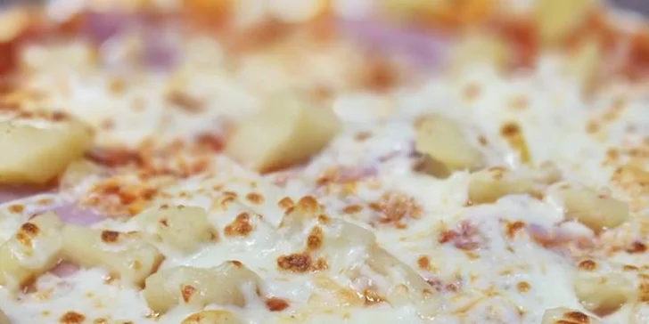 Poseďte přímo na místě a vychutnejte si pizzu čerstvě vytaženou z pece. 
