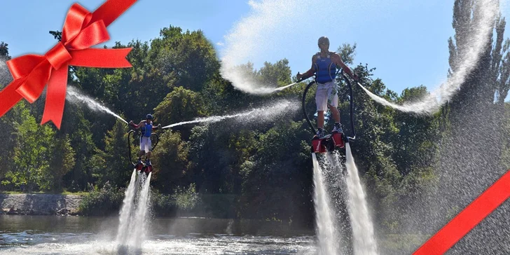 Adrenalinový let nad vodní hladinou na flyboardu