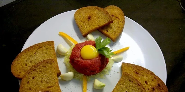 Půlkilový tatarák z prémiového hovězího Chuck Tender